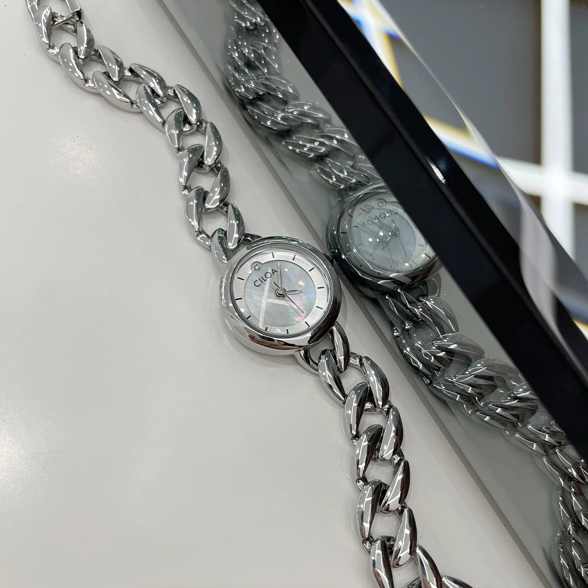 Retro and vintage bracelet-style ladies' watch, artistic niche ladies' watch, high-value new ladies' watch