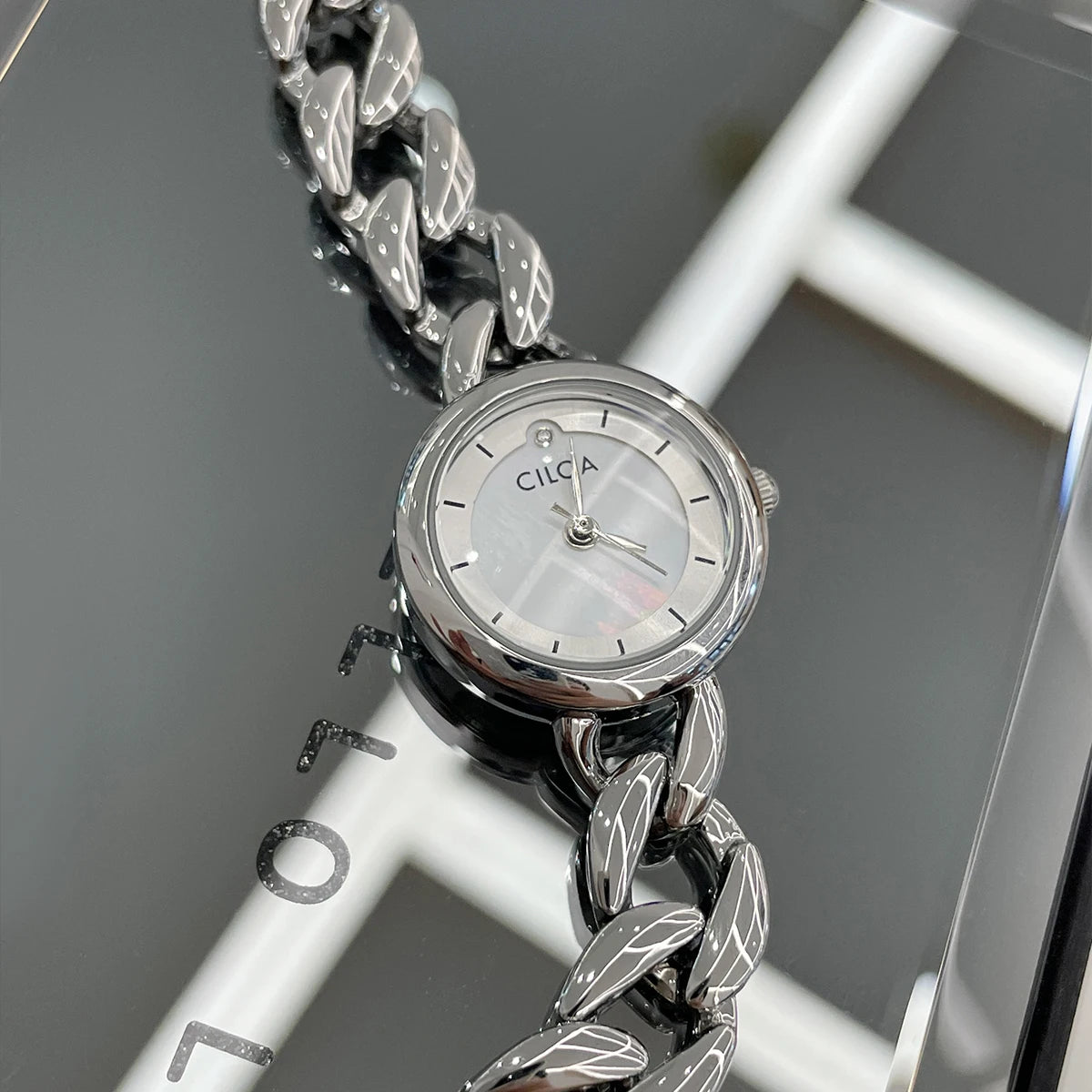 Retro and vintage bracelet-style ladies' watch, artistic niche ladies' watch, high-value new ladies' watch