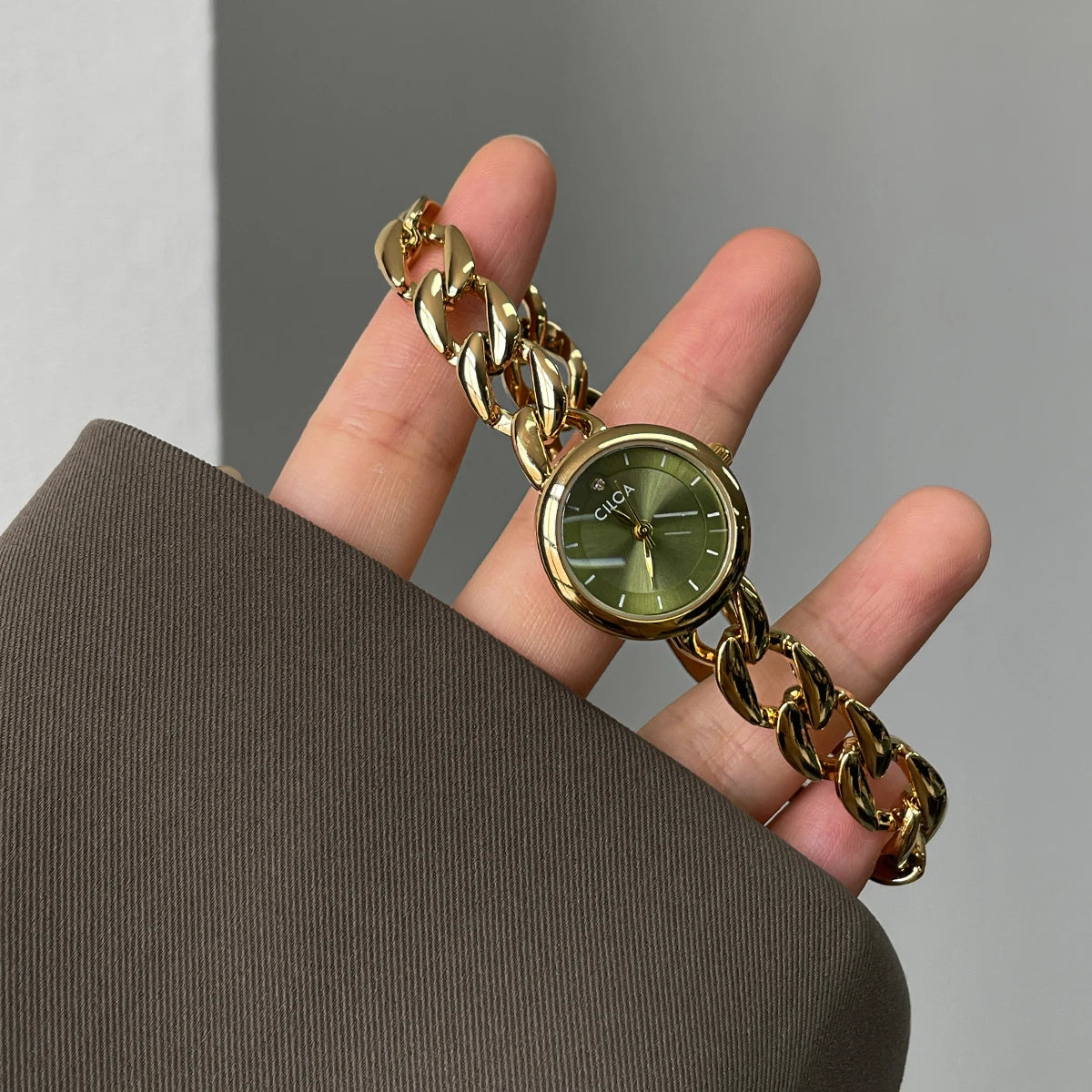 Retro and vintage bracelet-style ladies' watch, artistic niche ladies' watch, high-value new ladies' watch
