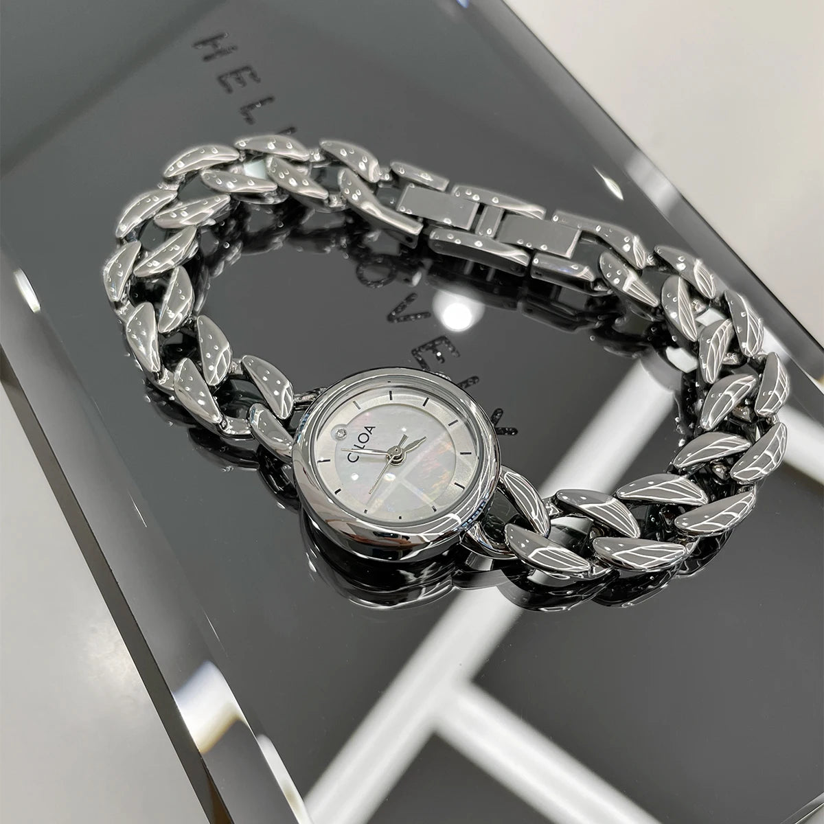 Retro and vintage bracelet-style ladies' watch, artistic niche ladies' watch, high-value new ladies' watch