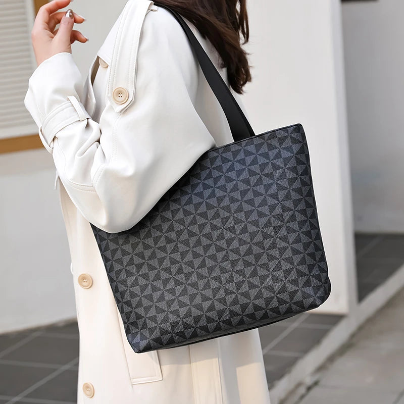 Ladies' high-end handbags - plain tote bags - fashionable cross-body bags - essential for shopping - suitable for all seasons.