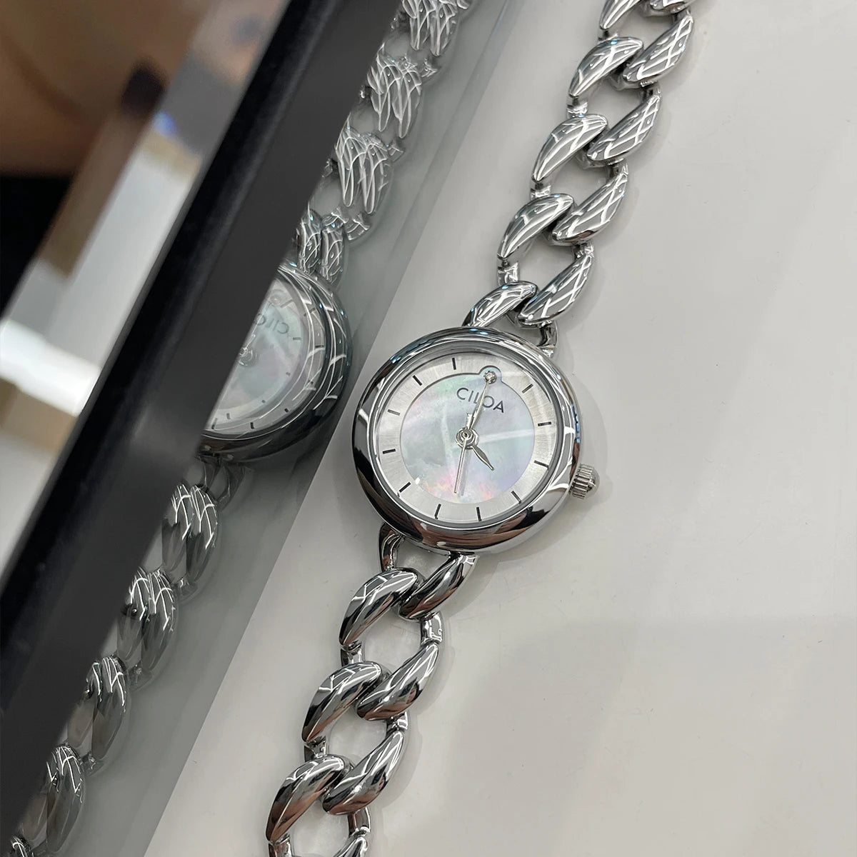 Retro and vintage bracelet-style ladies' watch, artistic niche ladies' watch, high-value new ladies' watch