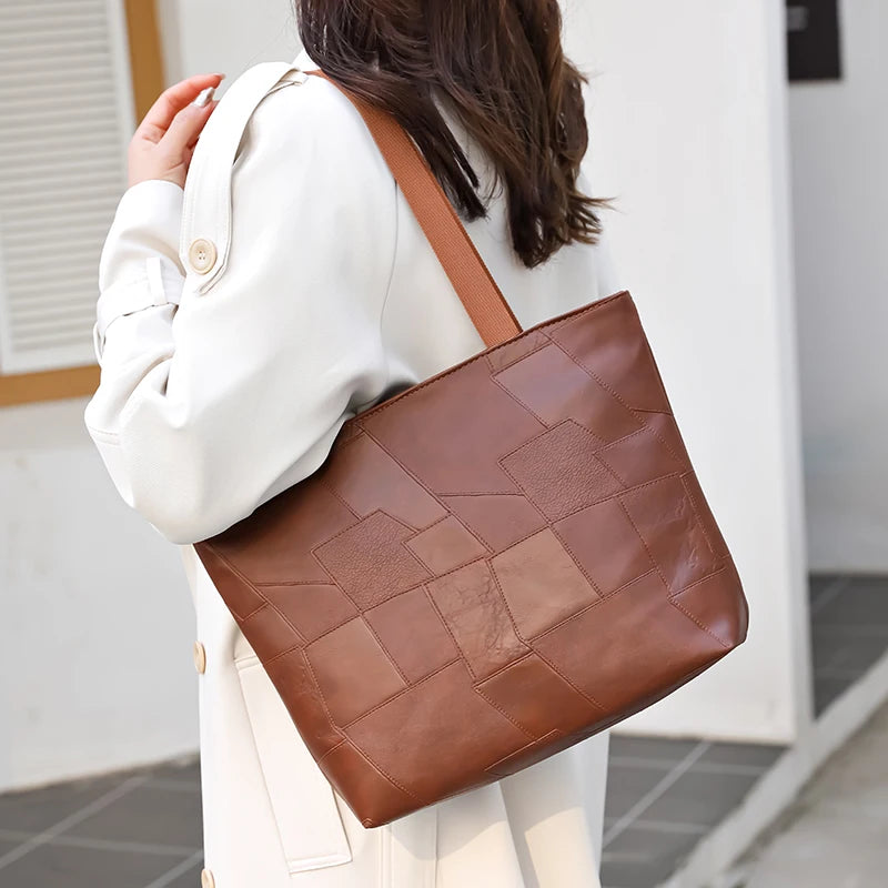 Ladies' handbag made of PU material with checkered design. Large capacity. Suitable for travel and photography.