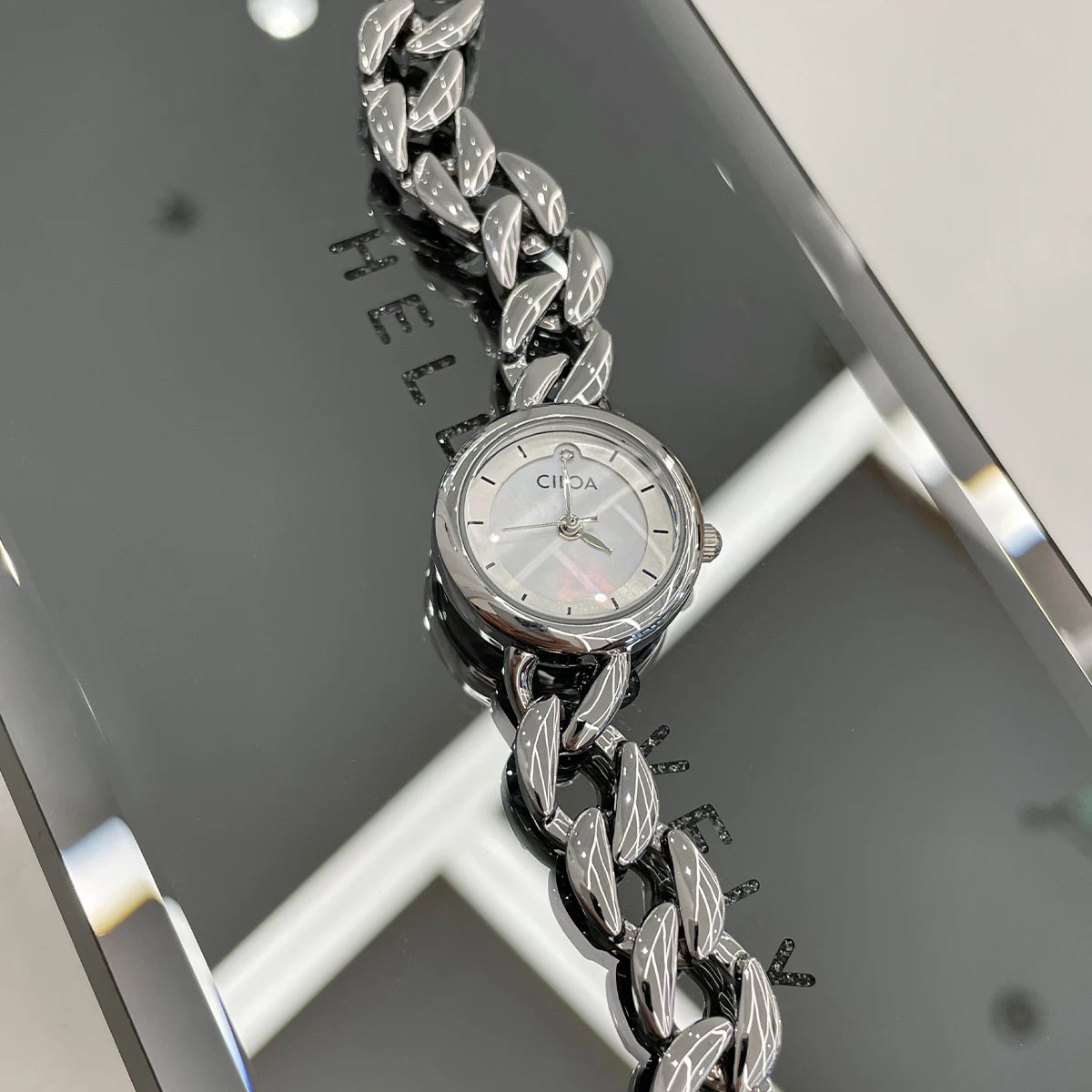 Retro and vintage bracelet-style ladies' watch, artistic niche ladies' watch, high-value new ladies' watch