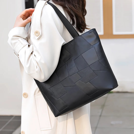 Ladies' handbag made of PU material with checkered design. Large capacity. Suitable for travel and photography.