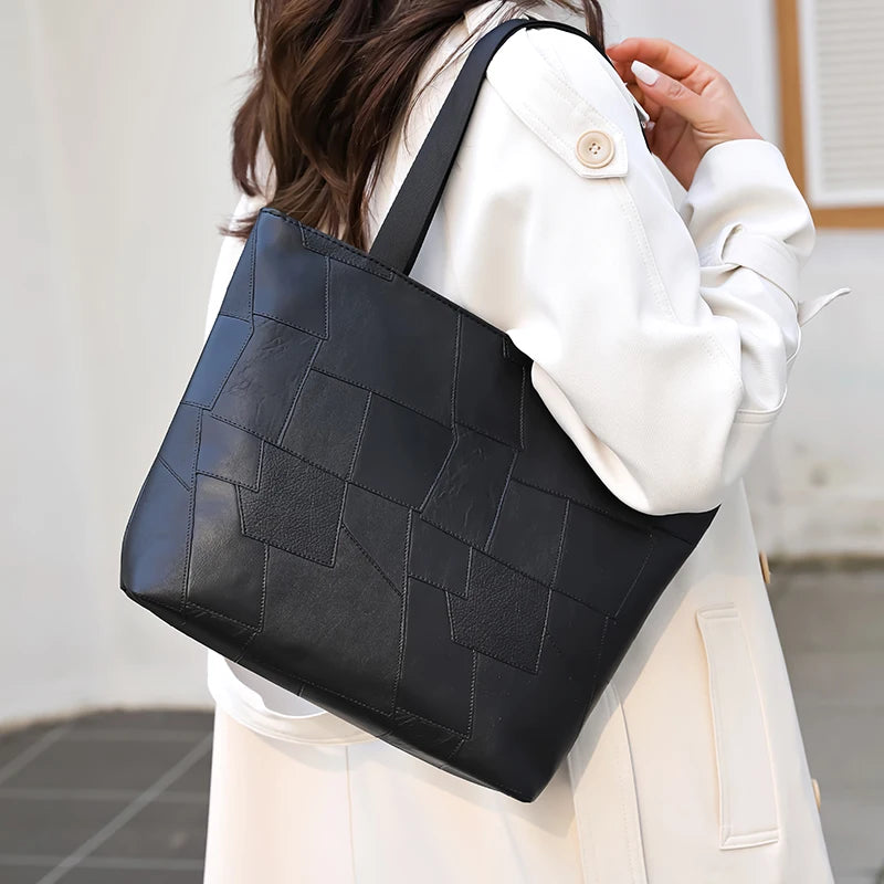 Ladies' handbag made of PU material with checkered design. Large capacity. Suitable for travel and photography.